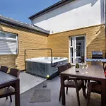 Walpole House - Hot Tub, Games Room, Sleeps 12 Feriehus York
