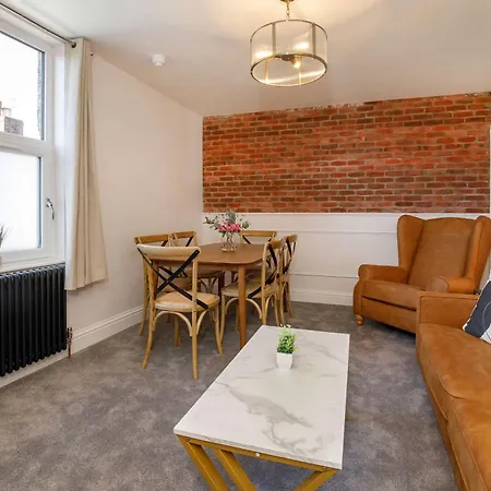 Walpole House - Hot Tub, Games Room, Sleeps 12 * York