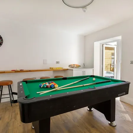 Walpole House - Hot Tub, Games Room, Sleeps 12 *