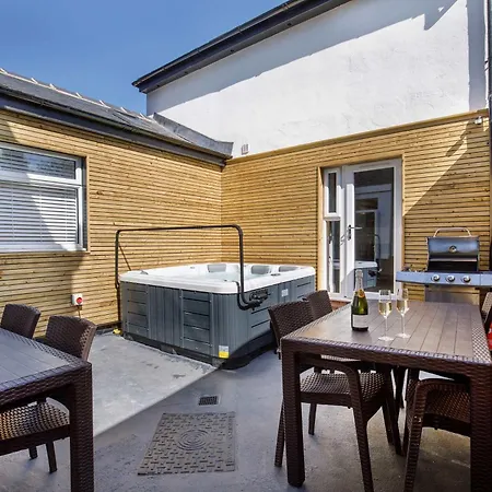 Walpole House - Hot Tub, Games Room, Sleeps 12 Holiday home York