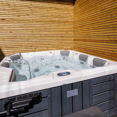 Walpole House - Hot Tub, Games Room, Sleeps 12 Feriehus
