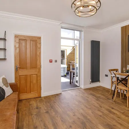 Walpole House - Hot Tub, Games Room, Sleeps 12 *