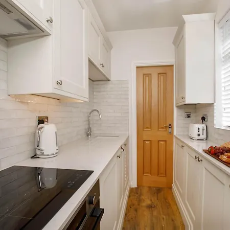 Walpole House - Hot Tub, Games Room, Sleeps 12 York