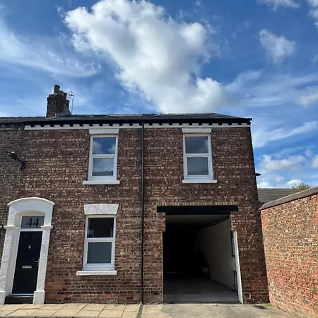 Walpole House - Hot Tub, Games Room, Sleeps 12 York