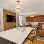 Tatil Evi Walpole House - Hot Tub, Games Room, Sleeps 12