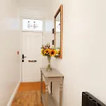 Tatil Evi Walpole House - Hot Tub, Games Room, Sleeps 12 York