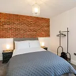 Tatil Evi Walpole House - Hot Tub, Games Room, Sleeps 12