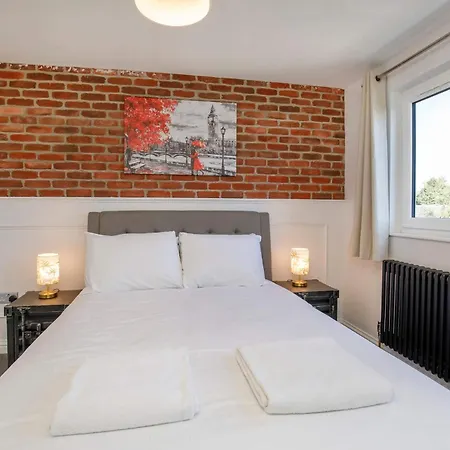 Walpole House - Hot Tub, Games Room, Sleeps 12