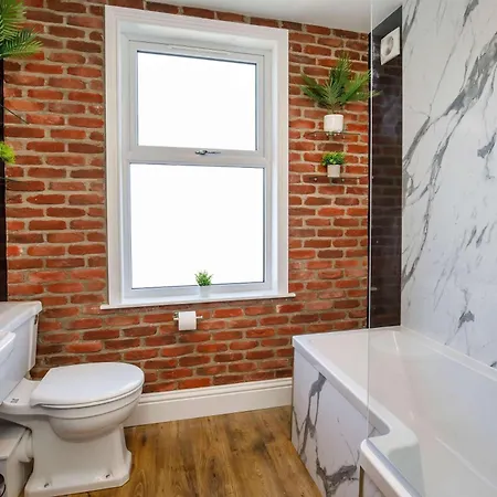 Walpole House - Hot Tub, Games Room, Sleeps 12 *