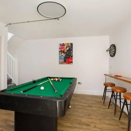Tatil Evi Walpole House - Hot Tub, Games Room, Sleeps 12 York