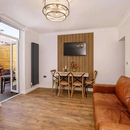 Tatil Evi Walpole House - Hot Tub, Games Room, Sleeps 12